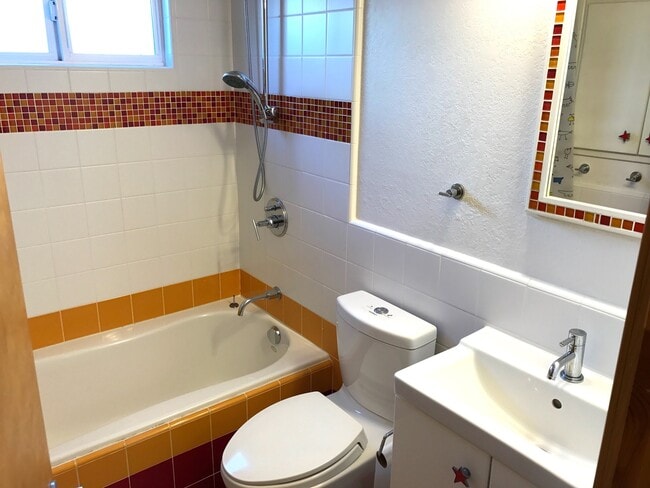 Building Photo - Desirable Mountain View 4 Bed 3 Bath Home ...