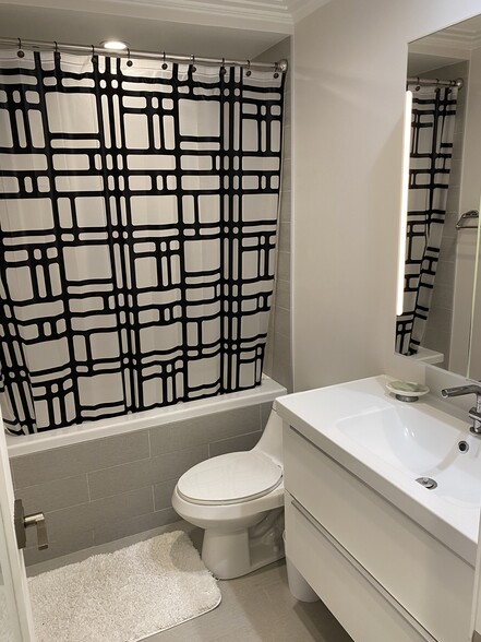 Second Bath with deep tub and in-bath shower - 1219 Solana Rd