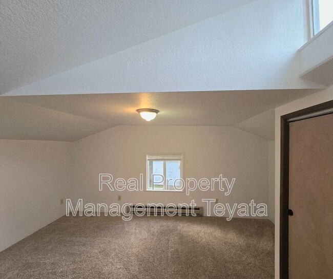 Building Photo - 2475 Yew Street Rd