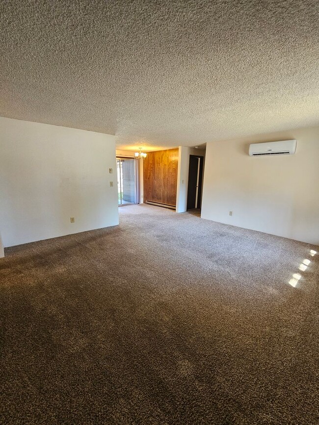 Building Photo - Private house, in great location!