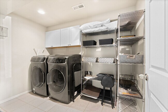 Building Photo - Easy Living with Modern Touches in a Prime...