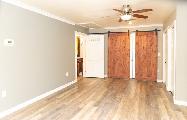 Building Photo - PEACEFUL LIVING.....SECLUSION! Move in ready!!!