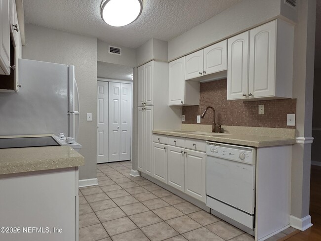 Building Photo - 1800 Park Ave