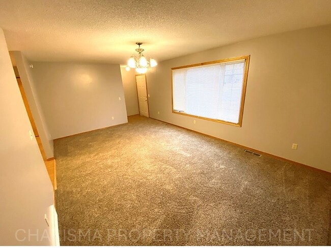 Building Photo - 4 BEDROOM, 2 BATH HOME IN EAST SIOUX FALLS! DOUBLE ATTACHED GARAGE! FENCED IN BACKYARD!