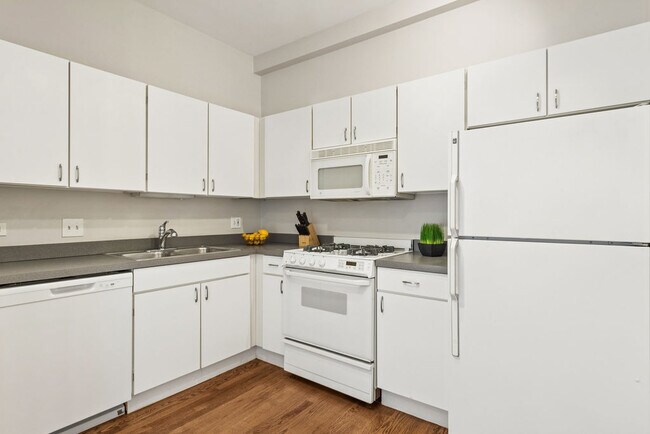 Building Photo - 811 S Lytle St