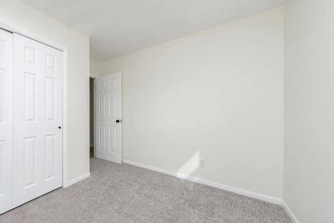 Building Photo - Renovated Duplex: Move-In Ready! 3 Bed, 1....