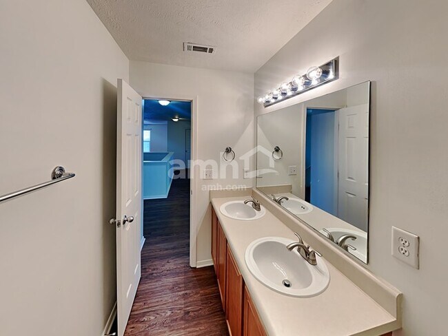 Building Photo - 1513 Clayton Dr