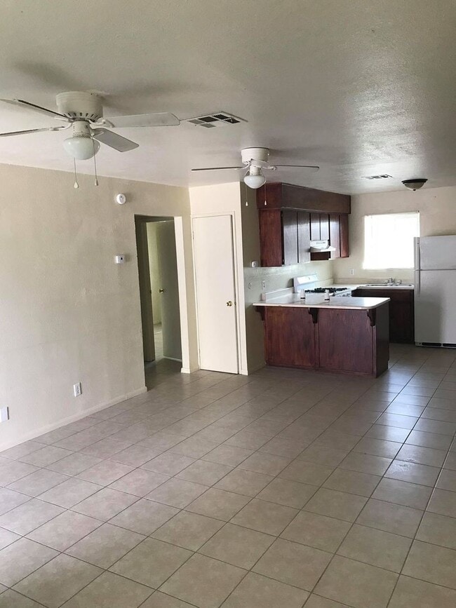 Primary Photo - 140 W B St