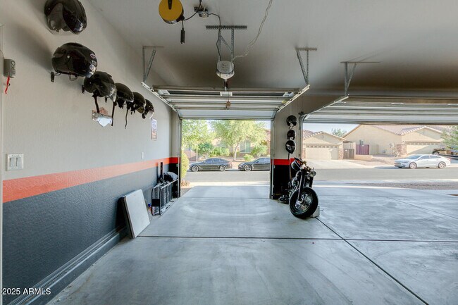 Building Photo - 18472 W Desert Ln