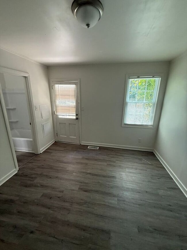 Building Photo - 605 Betty St