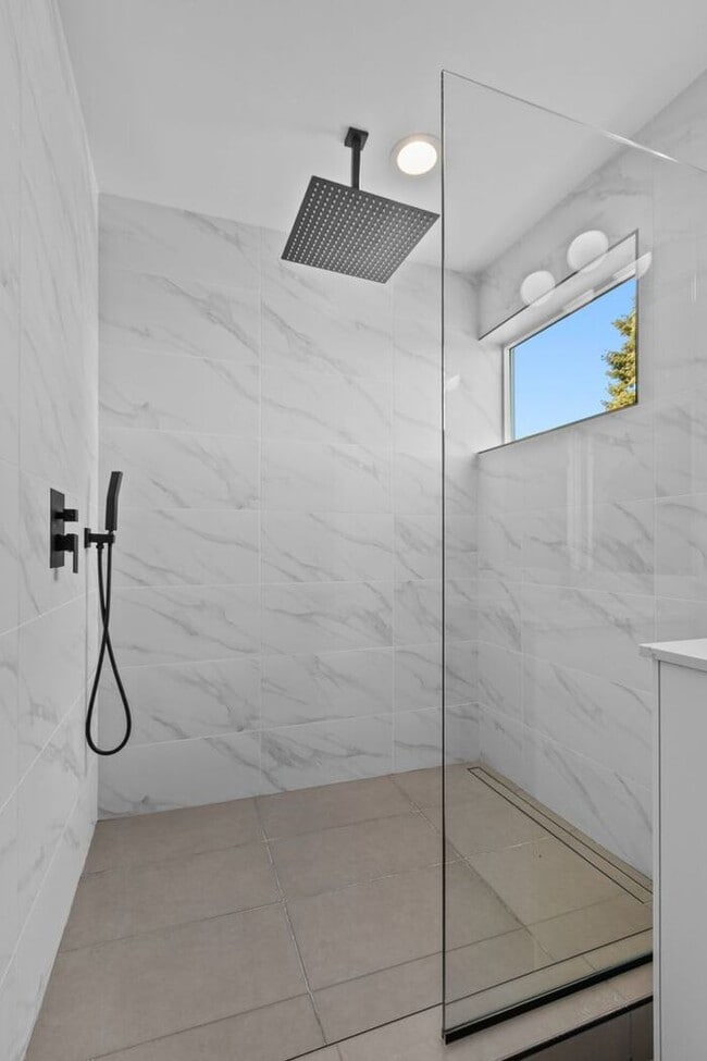 Building Photo - Newly Built Air-Conditioned Luxury Townhome in Highly Desired Admiral