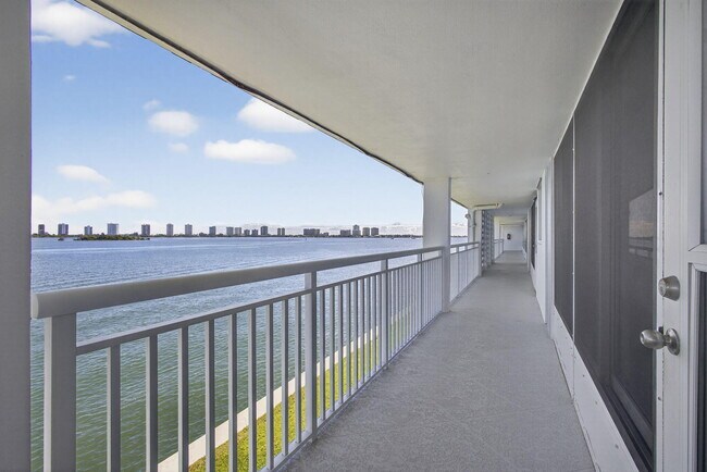Building Photo - 100 Shore Ct