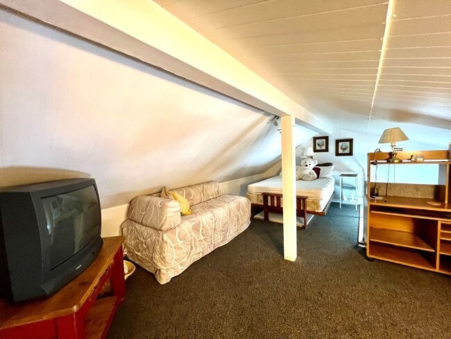 Building Photo - Fully Furnished 1-Bedroom Loft – Sierra Ma...