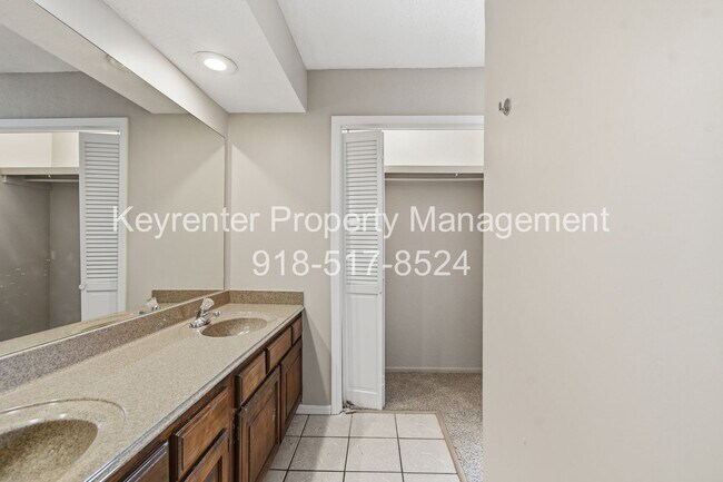 Building Photo - 6506/6508 E 90th St Duplex