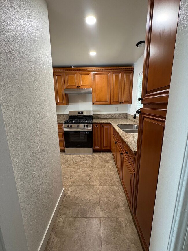 Building Photo - Beautiful 3 Bedroom Condo
