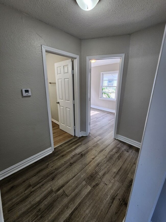 Building Photo - Spacious 2-Bedroom, 1-Bathroom Home AVAILABLE NOW!!