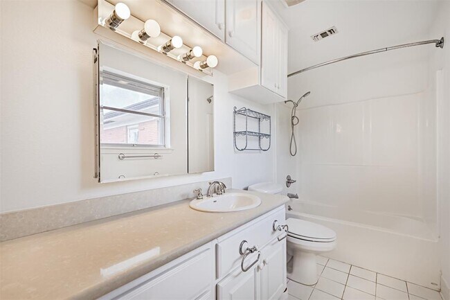 Building Photo - 2920 Heron Dr