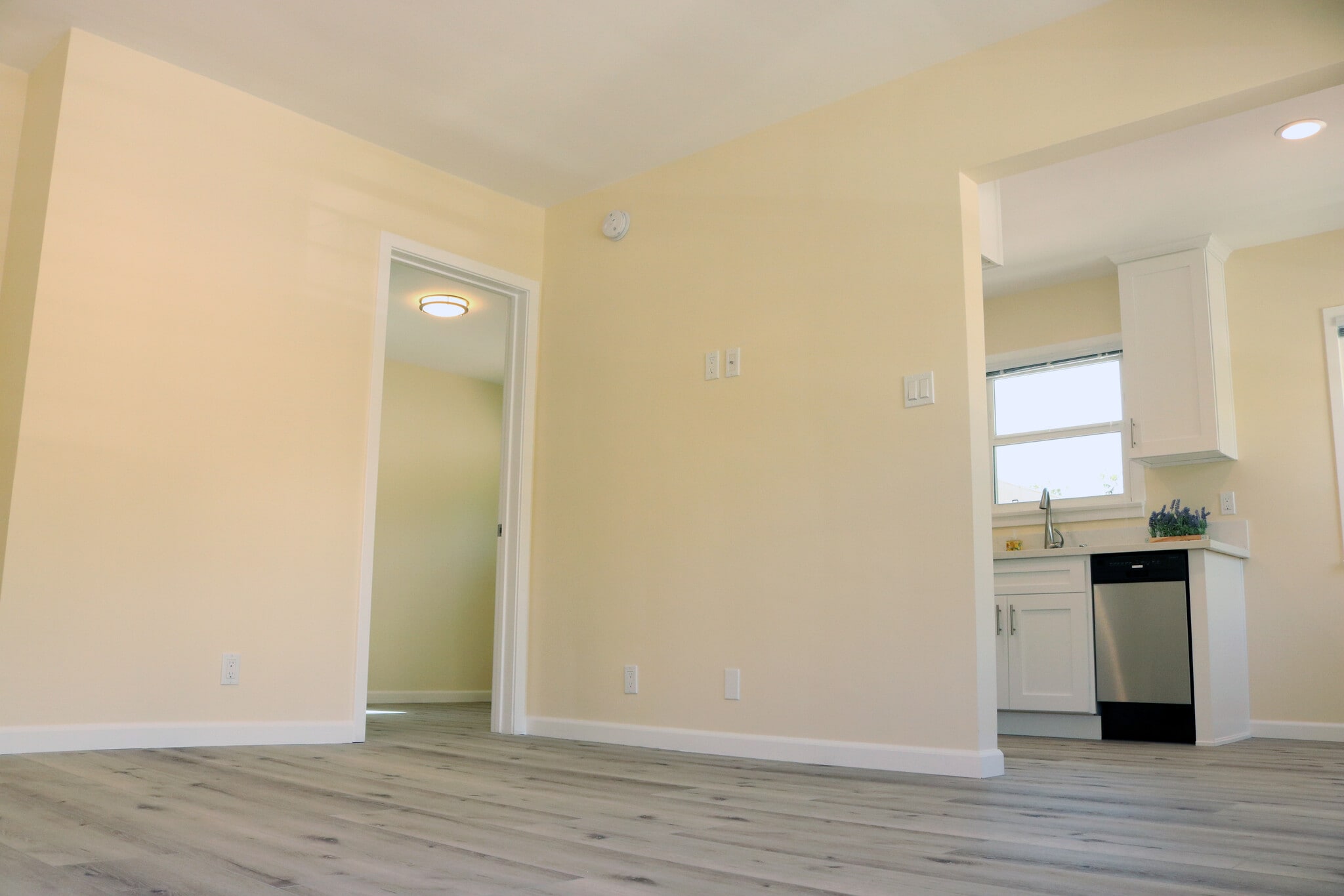 Living room - 1155 N Columbus Ave