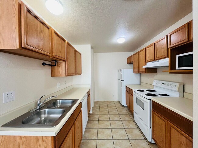 Building Photo - Cozy 2 bedroom 2bath Retreat near Randolph AFB, IH-35, Loop 1604, BAMC, and only minutes from The...