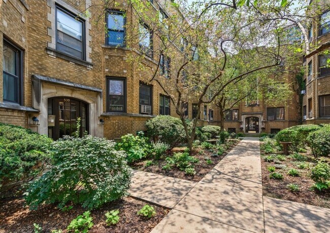 Building Photo - 539 W Brompton Ave
