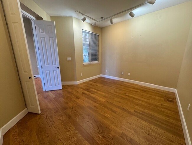 Building Photo - Broken Top Gated Community