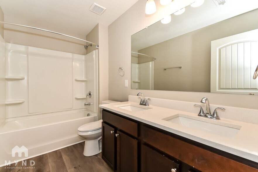 Building Photo - 828 Lake Chase