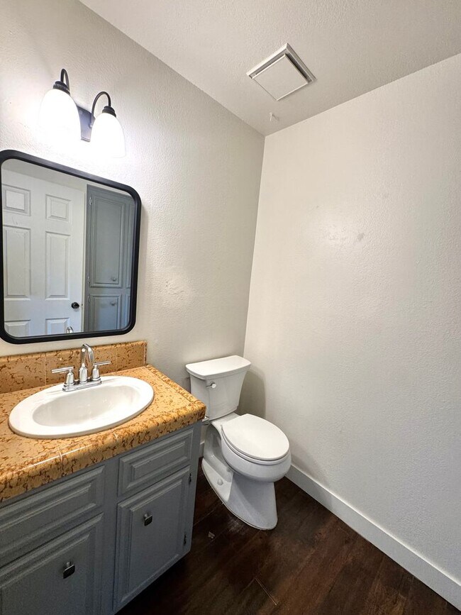Building Photo - Beautiful Condo For Rent