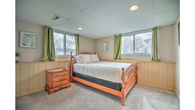 Building Photo - Beautiful Home at Silver Lake