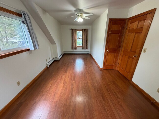 Building Photo - Beautiful 4 Bed / 2 Bath, Single Family Home. Close to Downtown Northampton!