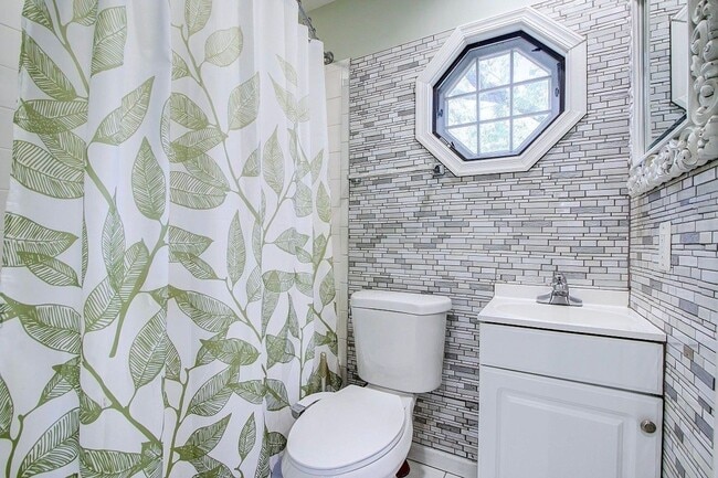 Building Photo - Gorgeous 5 BED + 3.5 Ba in Main House, 1 + 1 in BSMT, 1 + 1 above garage  in the Heart of Downtow...