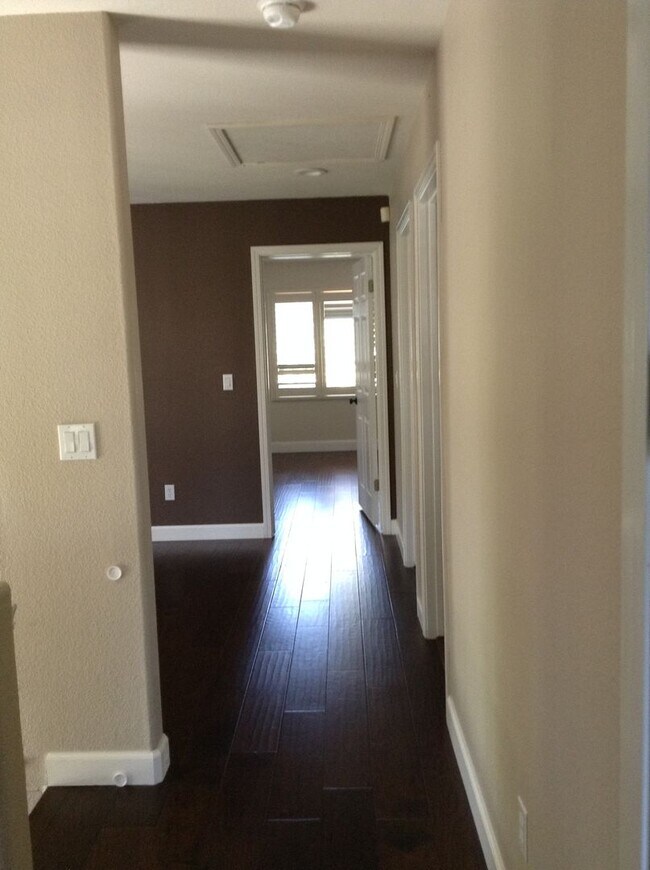 Building Photo - Beautiful Home!