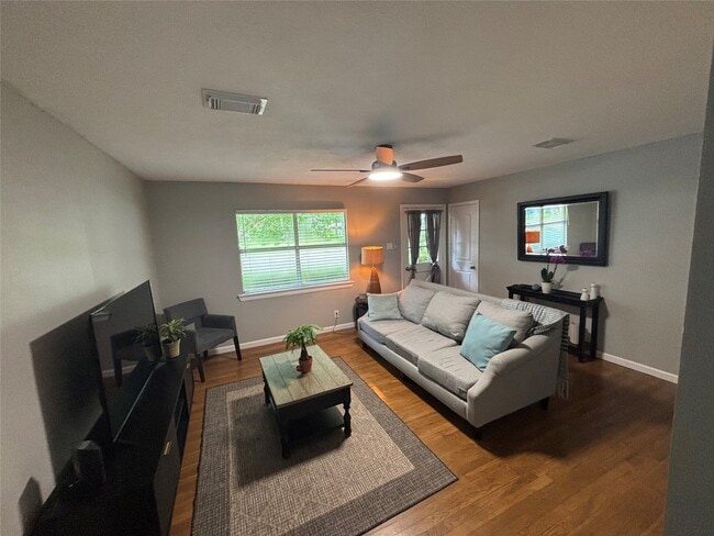 Building Photo - 331 Oak Dr