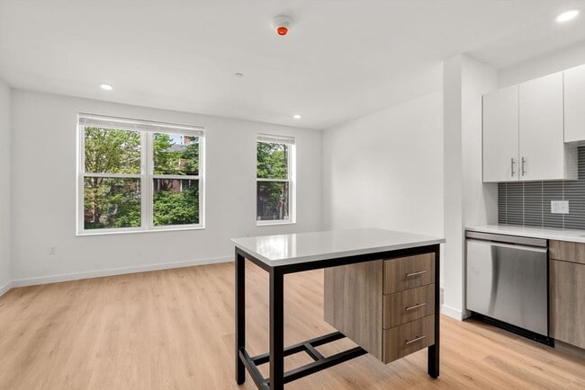 Building Photo - 40 Centre St