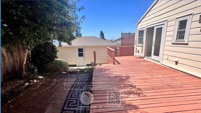 Building Photo - Spacious 2 bedroom Home w/ Backyard, Garag...