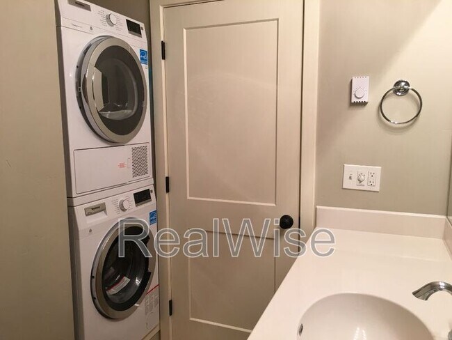 Building Photo - 502 SW Evergreen Ave