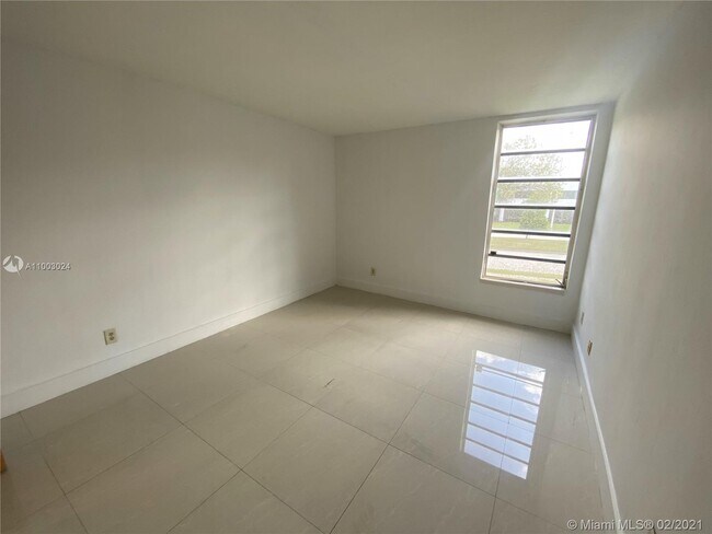 Building Photo - 210 Fontainebleau Blvd