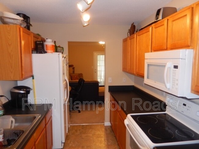 Building Photo - 7885 Park Gate Dr