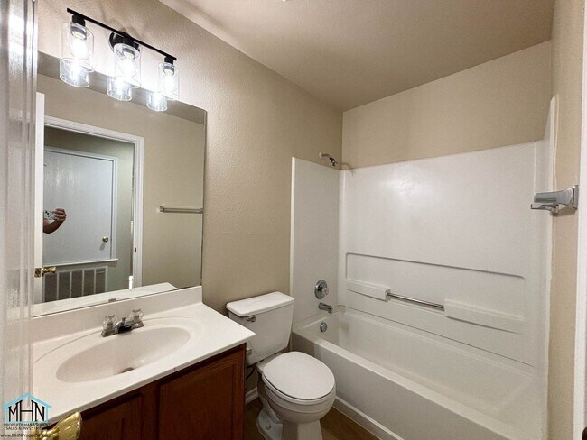 Building Photo - Big & Beautiful 5 bed/3.5 bath 2 Story hom...