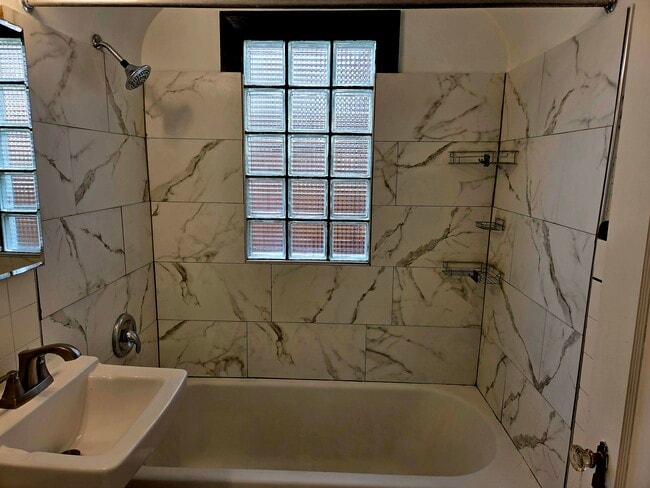 Building Photo - 2528 Beverly St E