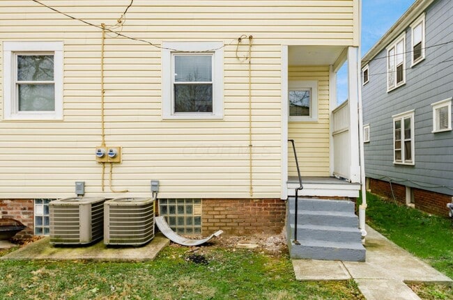 Building Photo - 228 E Kelso Rd