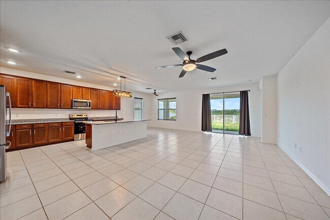 Building Photo - Annual 4 bed/2 bath Single Family Home