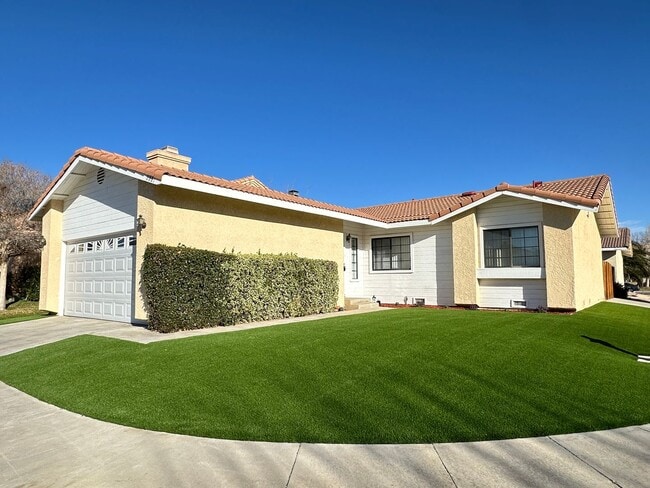 Building Photo - East Palmdale Home in Gated Community