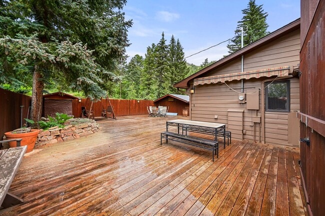 Building Photo - Mountain Life & Views- 4 bed 2 bath