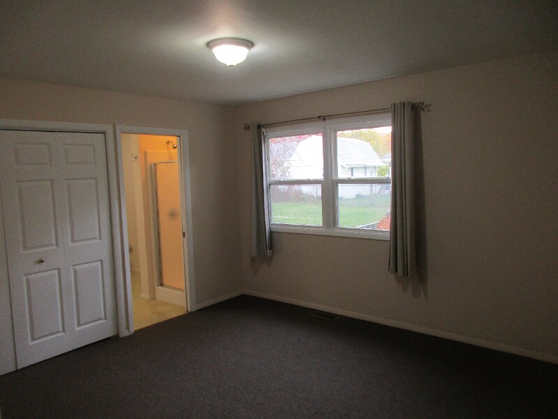 Building Photo - 733 Acadia Rd