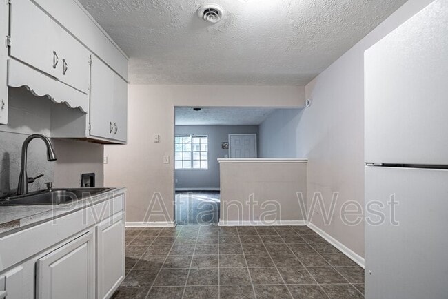 Building Photo - 6480 Raymond Dr