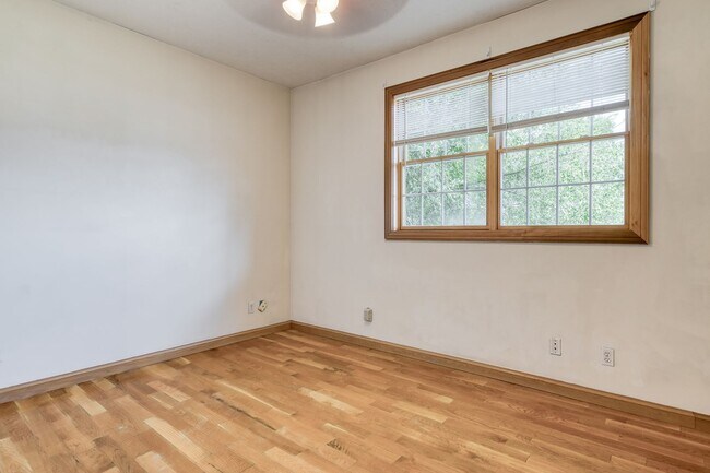 Building Photo - 5 to 8 Bedrooms. Pet Friendly.