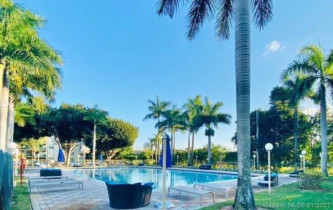 Building Photo - 9340 Fontainebleau Blvd