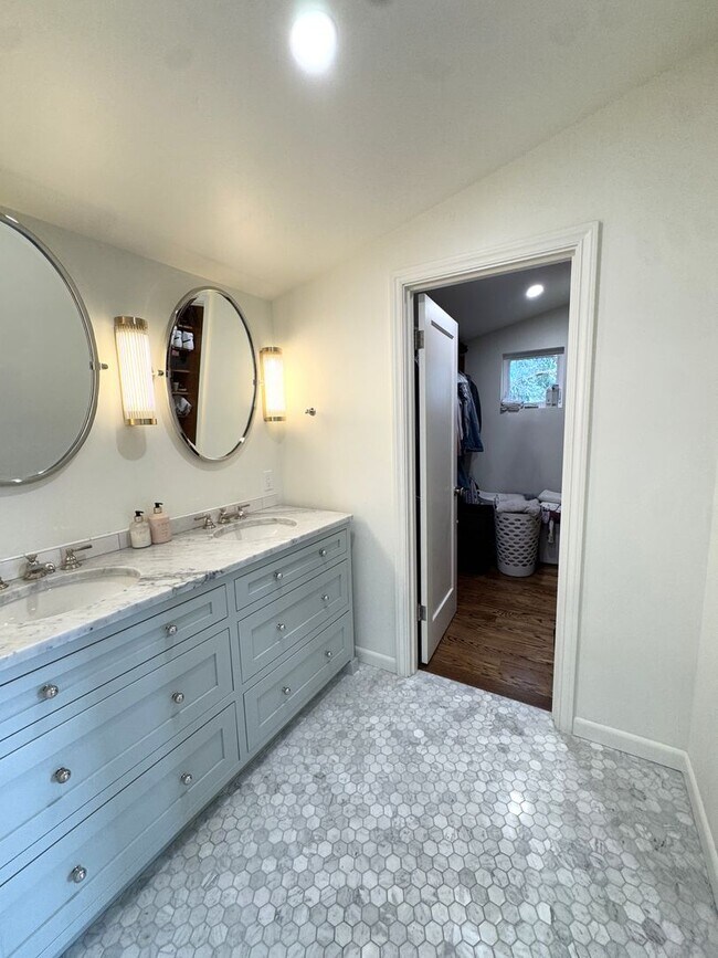 Building Photo - 2256 W Viewmont Wy W