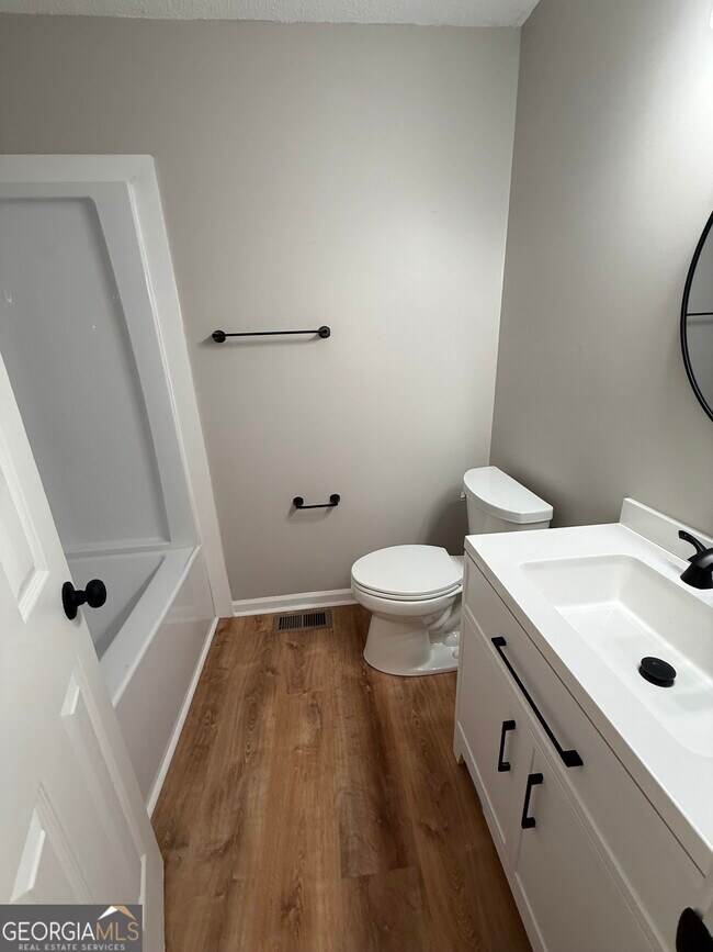 Building Photo - 115 E Greenwood Dr