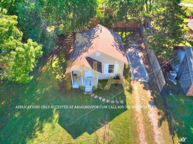Building Photo - Adorable Remodeled 1 Bed/1 Bath Cottage! C...